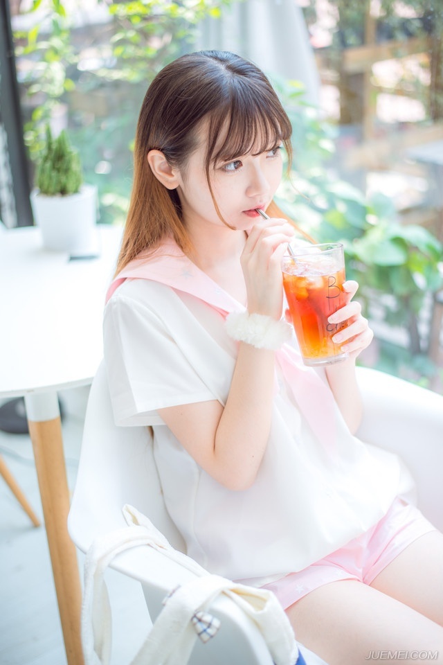 虽然刘璝本身没有错，这件事情里，他也是一个受害者，原本法正也没有追究的意思，但从庞统那里得知刘璝对吕布十分抵触的事情，加上眼下蜀中新定，这个时候，如果刘璝站起来反对或者此时荆州从南边打进来，刘璝在蜀中掌握的人脉可不少，若是此人到时候倒戈，对他们来说，是个大患，如今让他自杀，却也可以省了许多麻烦，而且不必担心因此而惹得军中不满，两全其美。